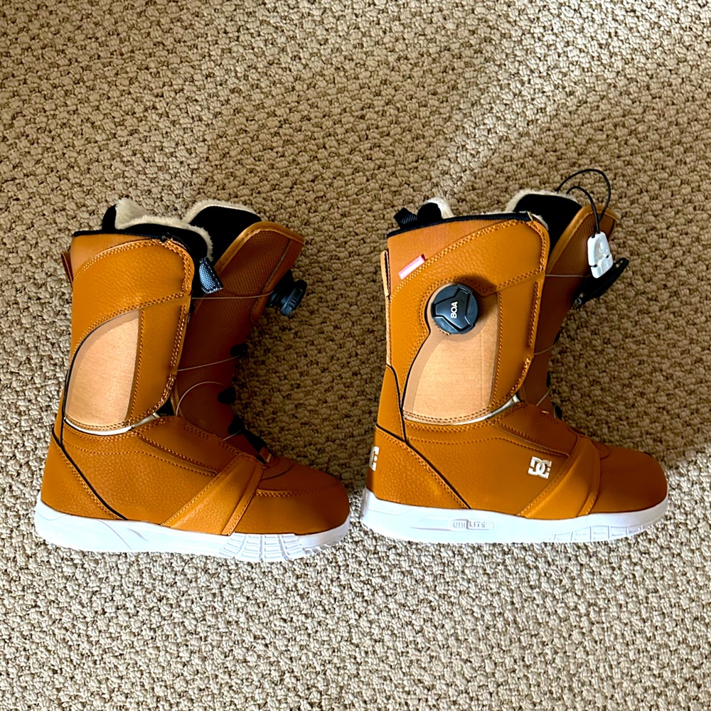 2023 DC Lotus snowboard boot. Size 6. Only worn once. Like new.